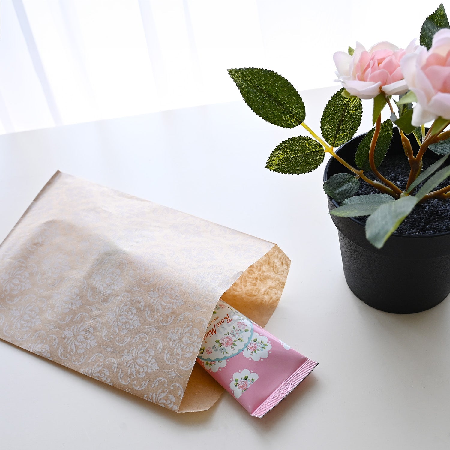 #EN-9706-WH White Damask Kraft Gift Bags